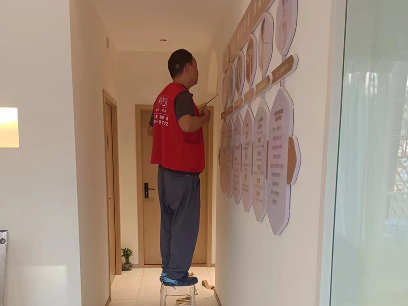 家里過道墻壁翻新一般都找誰？專業(yè)師傅都是這樣翻新舊墻面的(圖1)