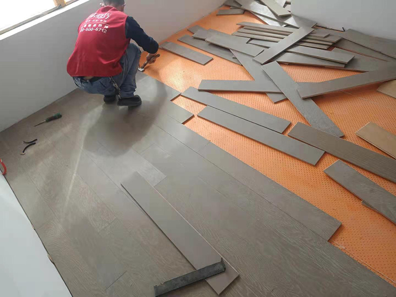 室內不敲瓷磚可以直接鋪木地板嗎？聰明人都這么干！(圖3)